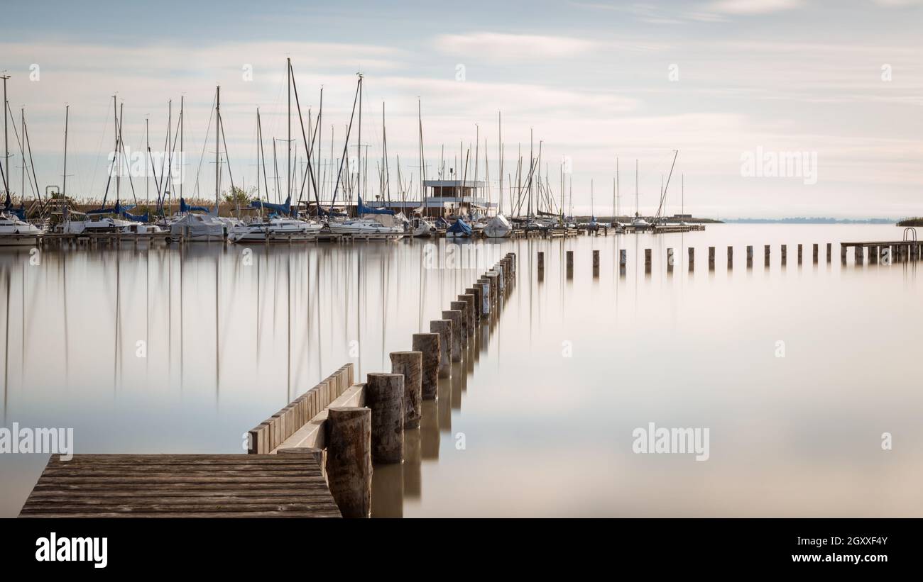 Port de plaisance avec bateaux à voile à de la ville de Rust sur le lac Neusiedl à Burgenland, un matin calme Banque D'Images