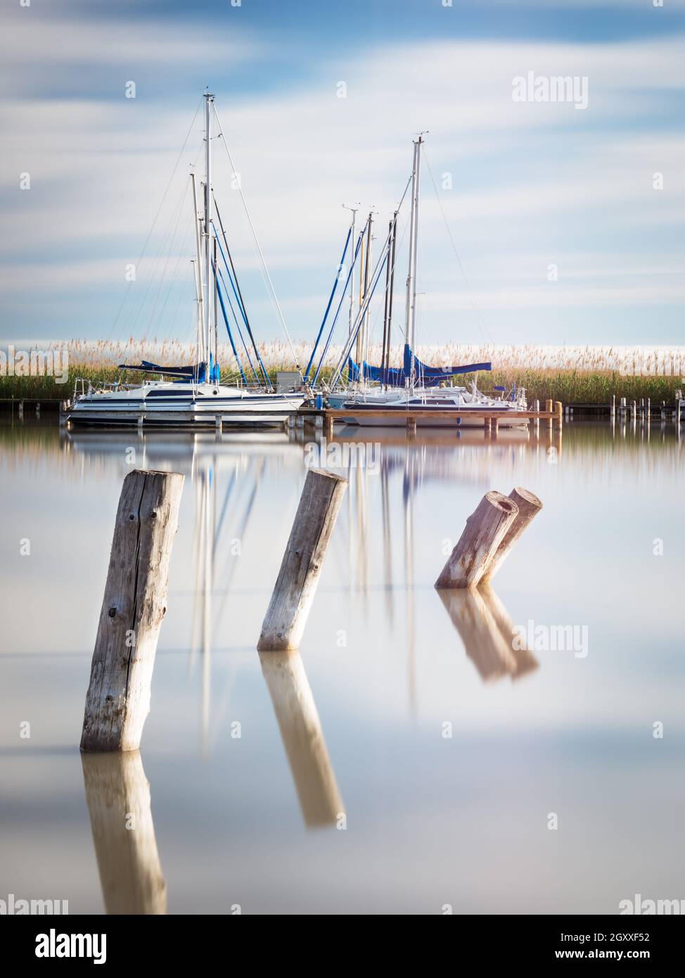Port de plaisance avec bateaux à voile à de la ville de Rust sur le lac Neusiedl à Burgenland, un matin calme Banque D'Images