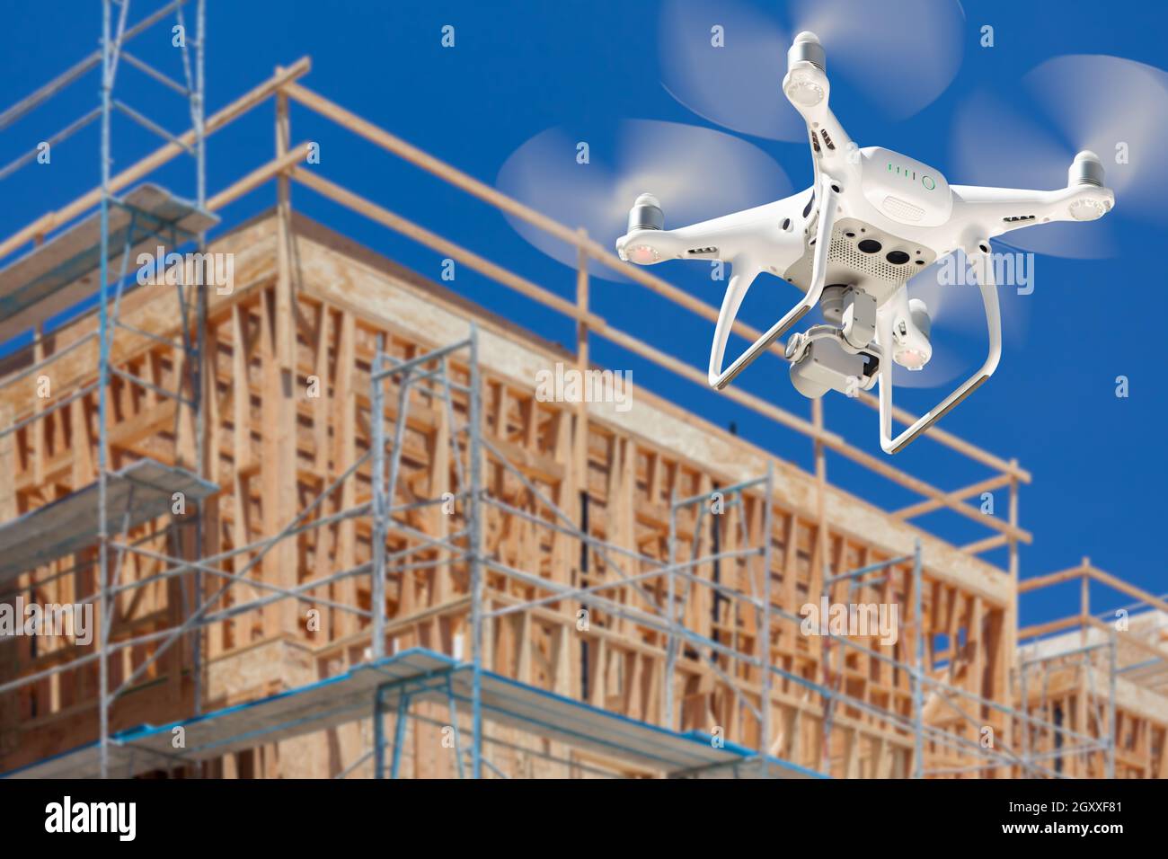 Drone Quadcopter battant et l'inspection du site de construction Photo  Stock - Alamy