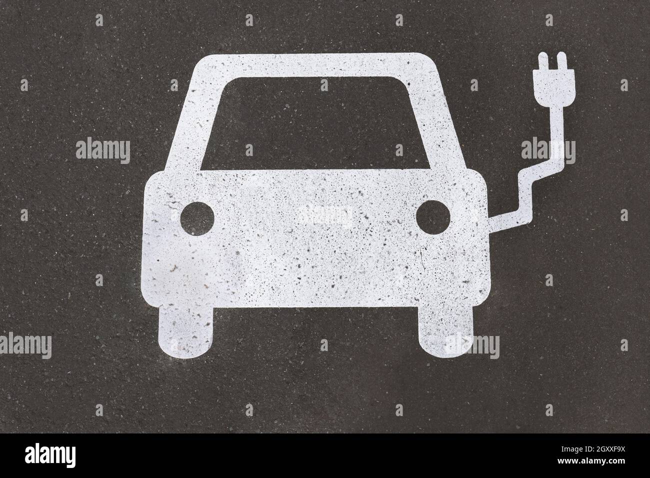 symbole de station de charge de voiture électrique peint sur l'asphalte - concept e-mobility Banque D'Images