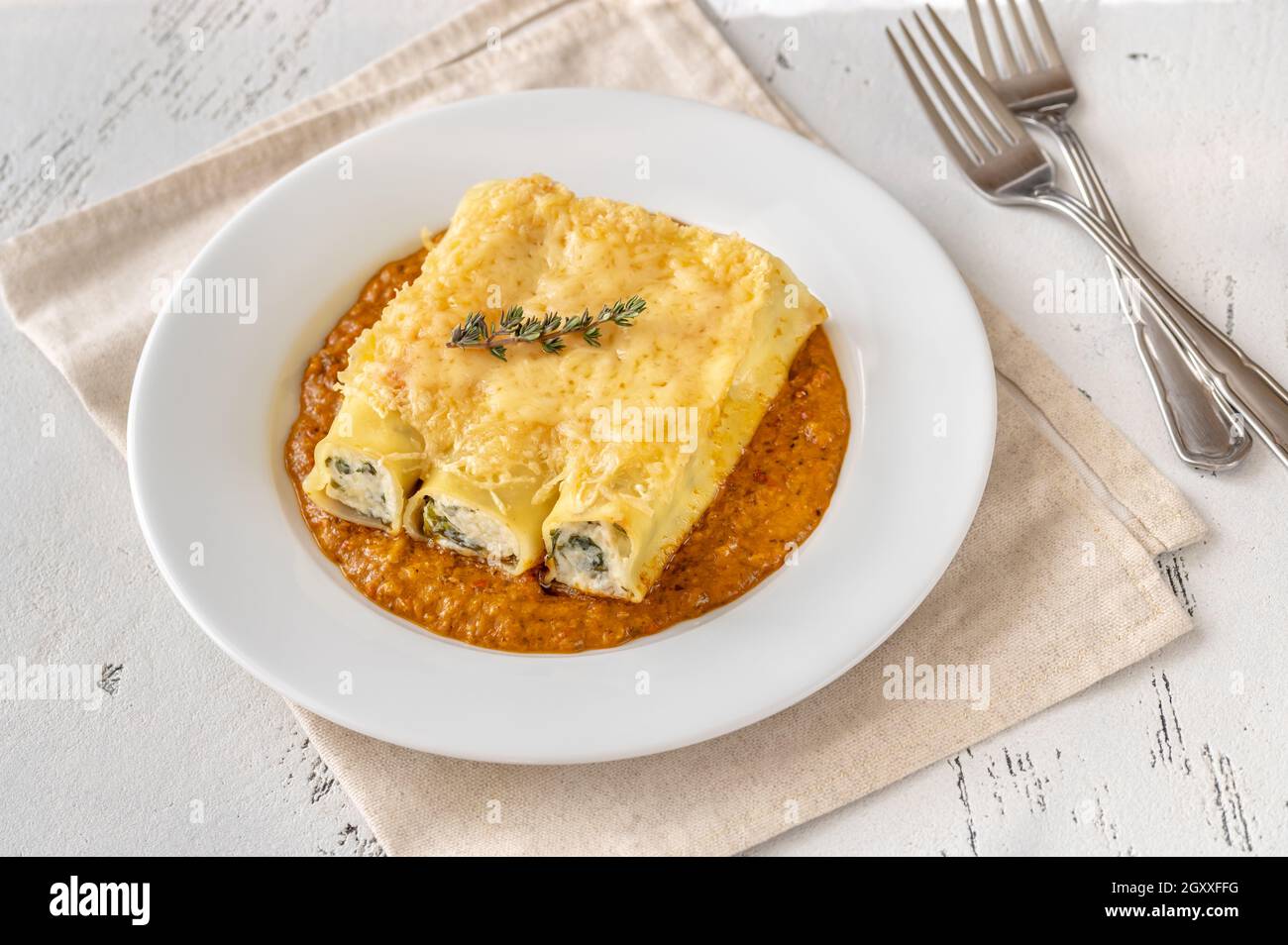 Pâtes cannelloni farcies à la ricotta et aux épinards au poivre grillé sauce Banque D'Images