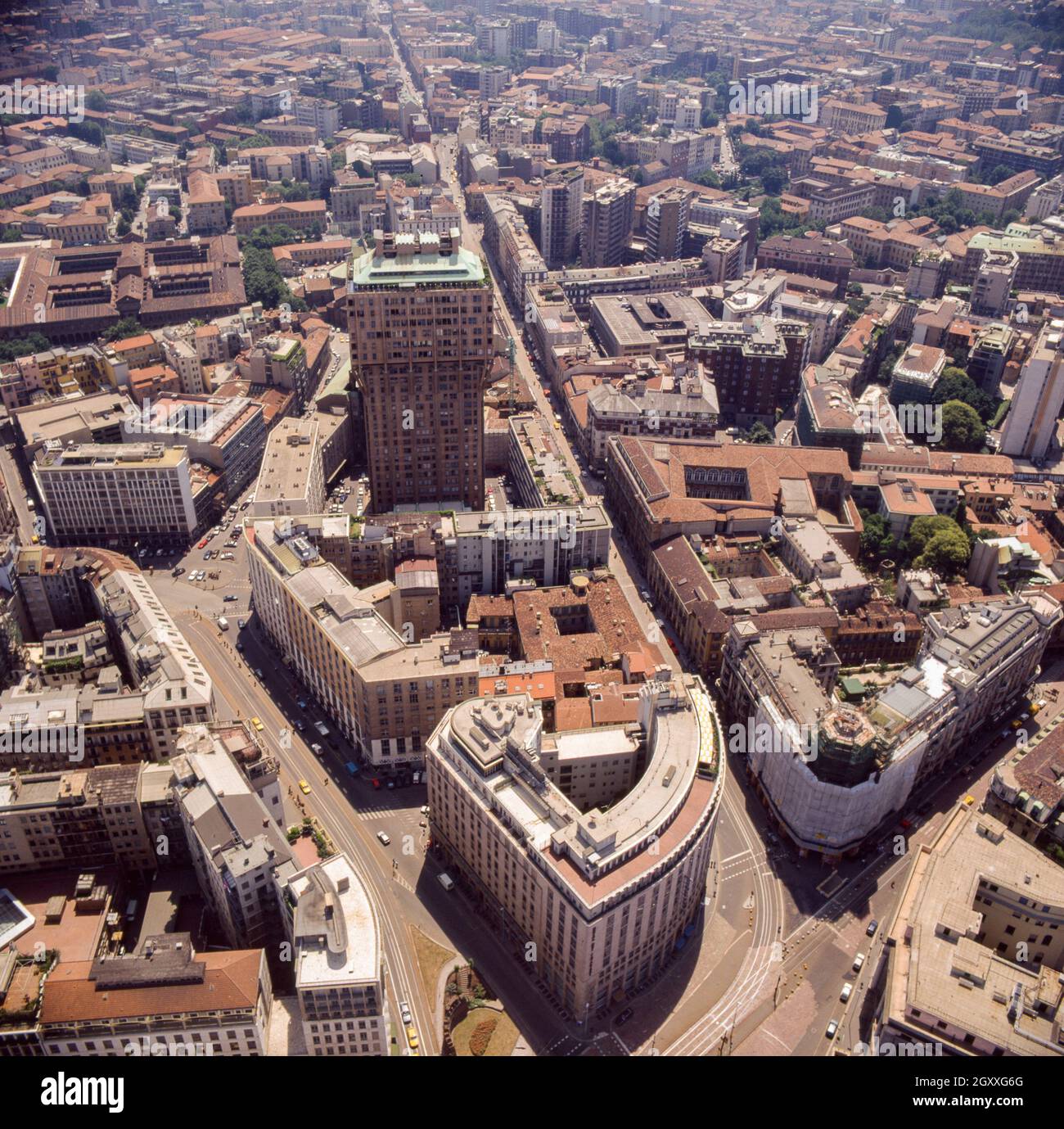 Europe, Italie: L'horizon de Milan de la Torre Velasca.Le célèbre gratte-ciel, de 106 mètres de haut, a été construit en 1956 par le studio BBPR avec les architectes Ernesto Na Banque D'Images