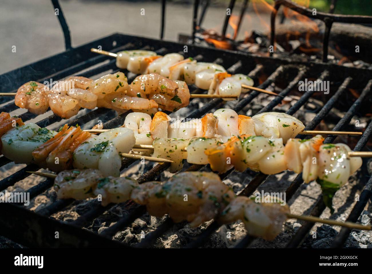 Brochettes de poisson aux crevettes et calmars sur le gril Banque D'Images