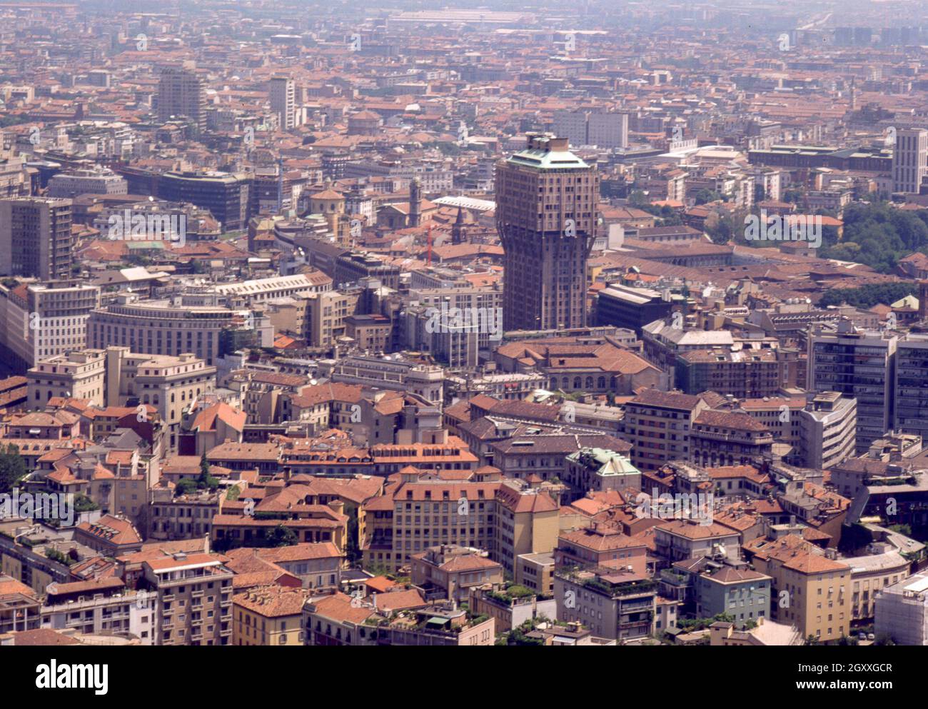Europe, Italie: L'horizon de Milan de la Torre Velasca.Le célèbre gratte-ciel, de 106 mètres de haut, a été construit en 1956 par le studio BBPR avec les architectes Ernesto Na Banque D'Images