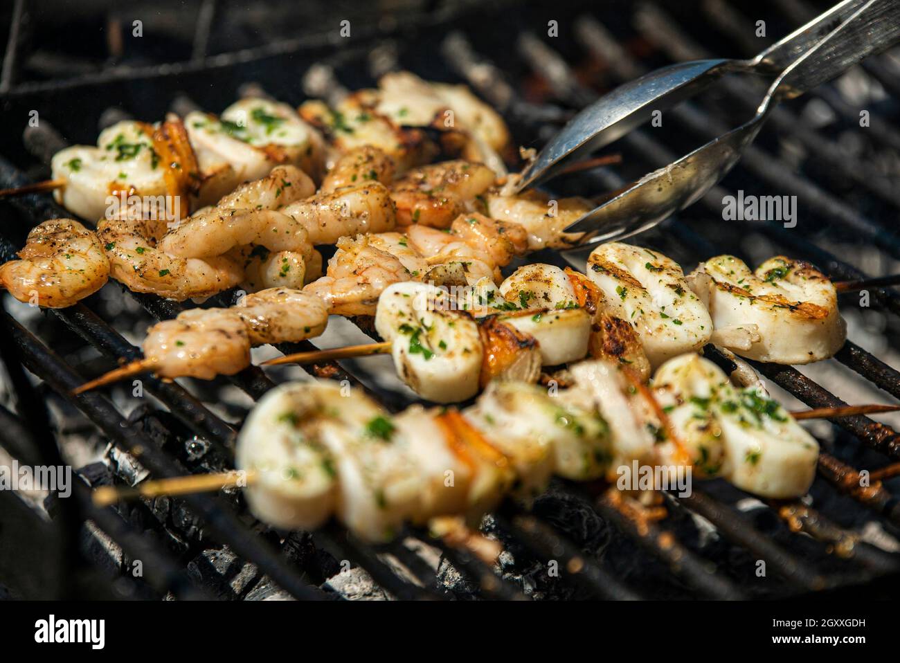 Brochettes de poisson aux crevettes et calmars sur le gril Banque D'Images