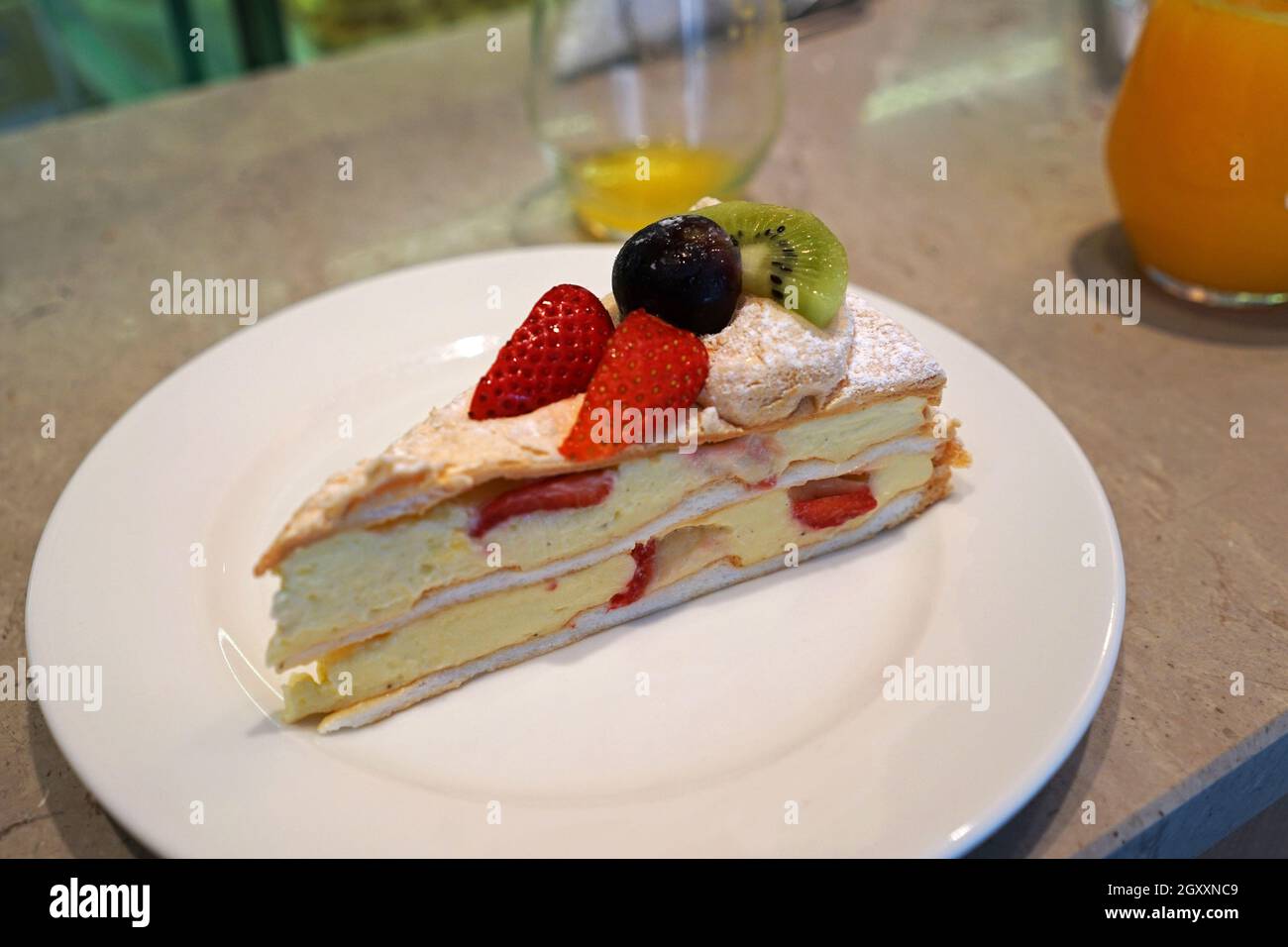 Gros plan sur la crème fruitée aux baies, gâteau au béze, couche de meringue croquante sandwich Banque D'Images