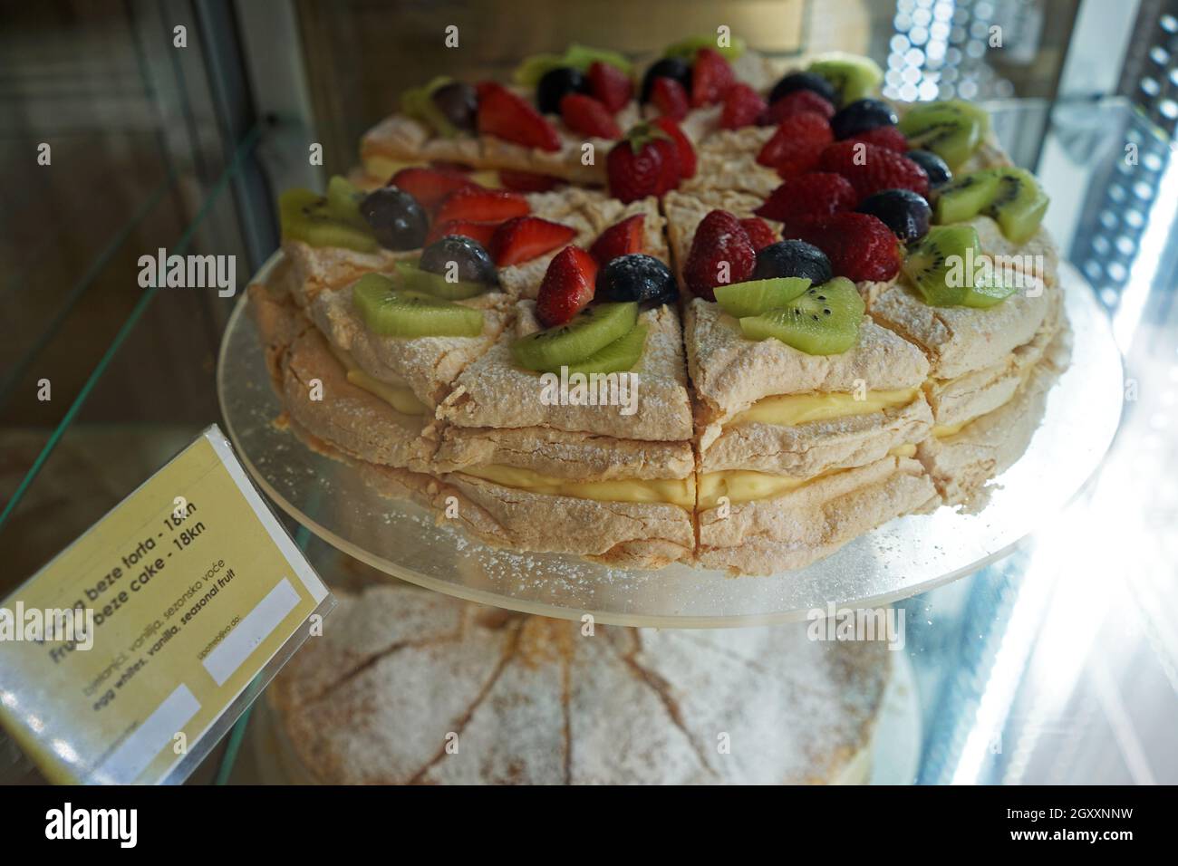 Gros plan sur la crème fruitée aux baies, gâteau au béze, couche de meringue croquante sandwich Banque D'Images