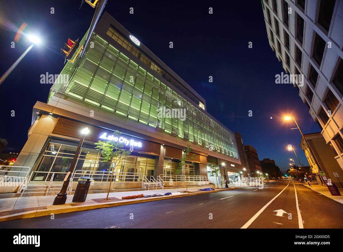 Route du centre-ville avec grand garage de stationnement de bâtiments Banque D'Images