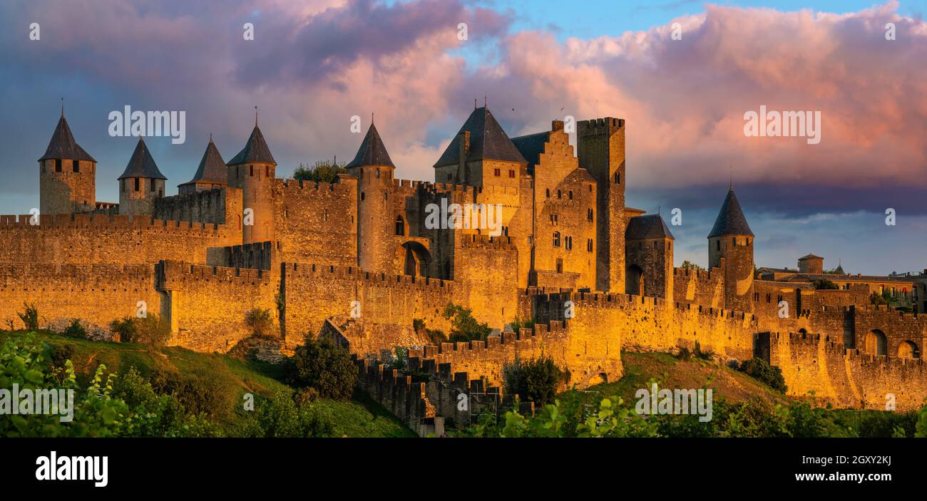 Fortifications de Carcassonne à la lumière du soleil couchant Banque D'Images