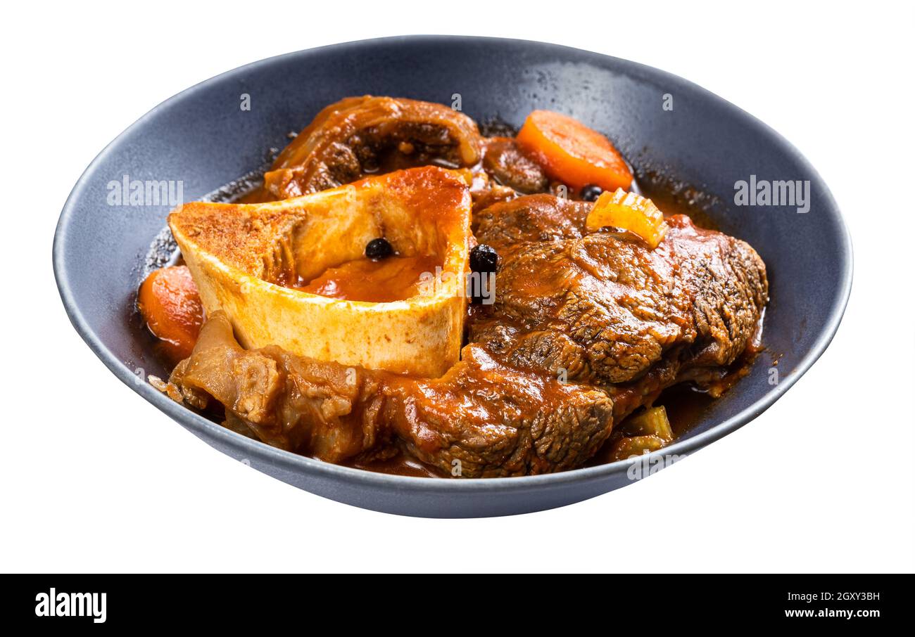 portion d'osso buco (shin de bœuf braisé avec des légumes, du vin et du bouillon) dans un bol gris isolé sur fond blanc Banque D'Images