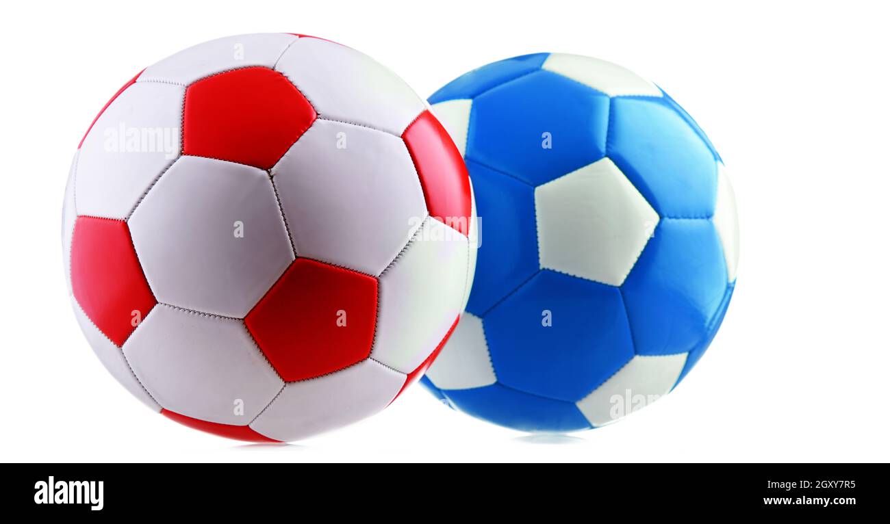 Deux ballons de football en cuir isolés sur fond blanc. Banque D'Images