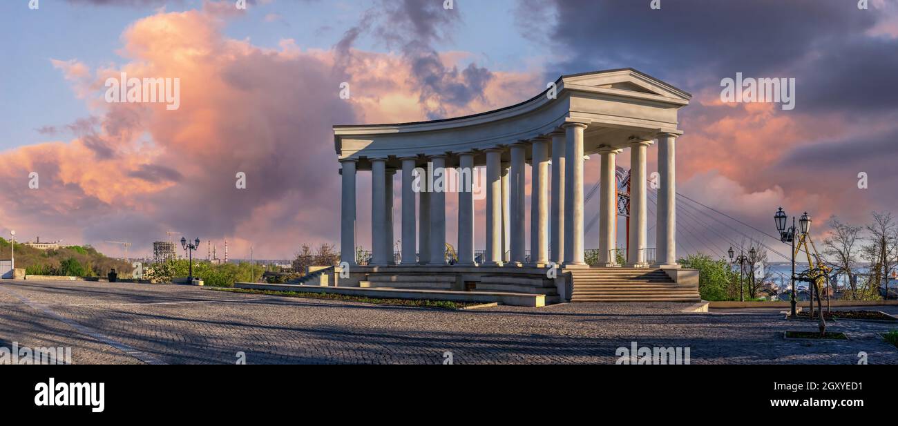 Vorontsov Colonnade dans le centre historique d'Odessa, en Ukraine, un matin d'été nuageux Banque D'Images