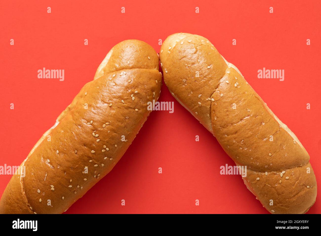 Rouleaux frais sur fond rouge Banque D'Images
