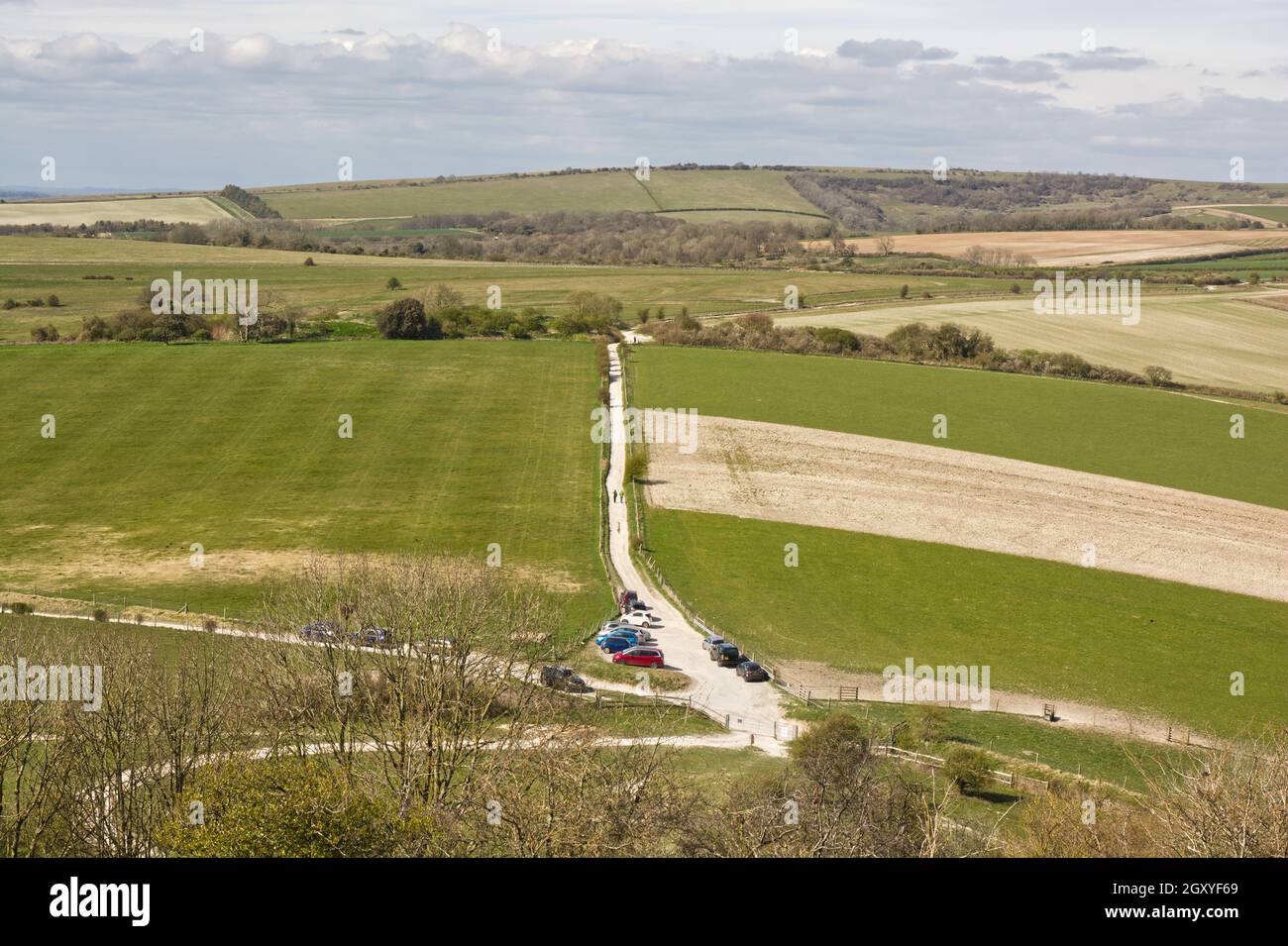 Vue vers le nord sur la campagne de South Downs depuis Cissbury Ring près de Worthing, West Sussex, Angleterre. Avec un petit parking et des randonneurs. Banque D'Images
