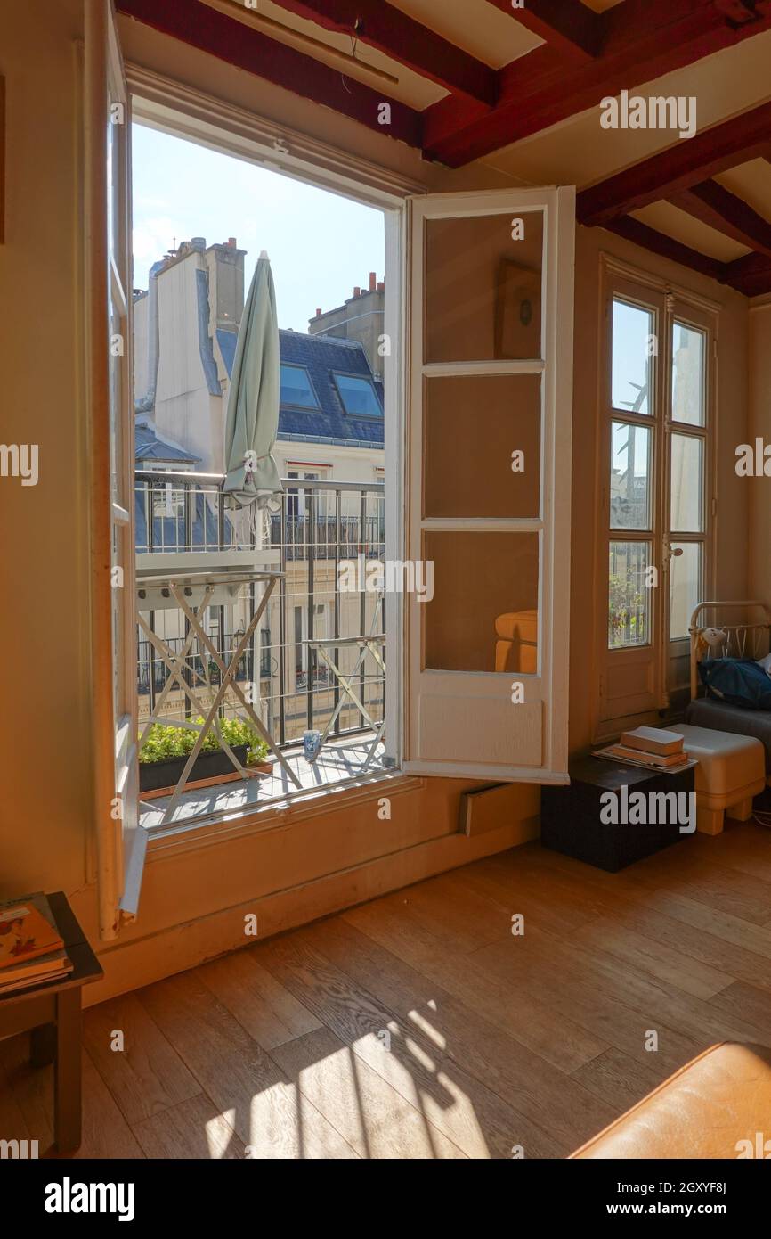 Paris, Blick aus einer typischen Wohnung auf die Dächer der rue St-Denis // Paris, vue d'un appartement typique sur les toits de la rue St-Denis Banque D'Images