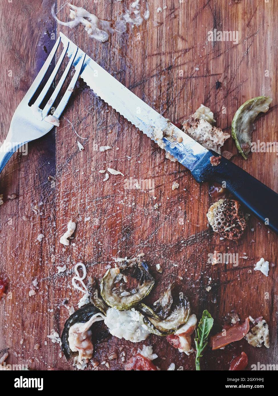 Vue de dessus, il reste de la pizza sur du carton en bois Banque D'Images