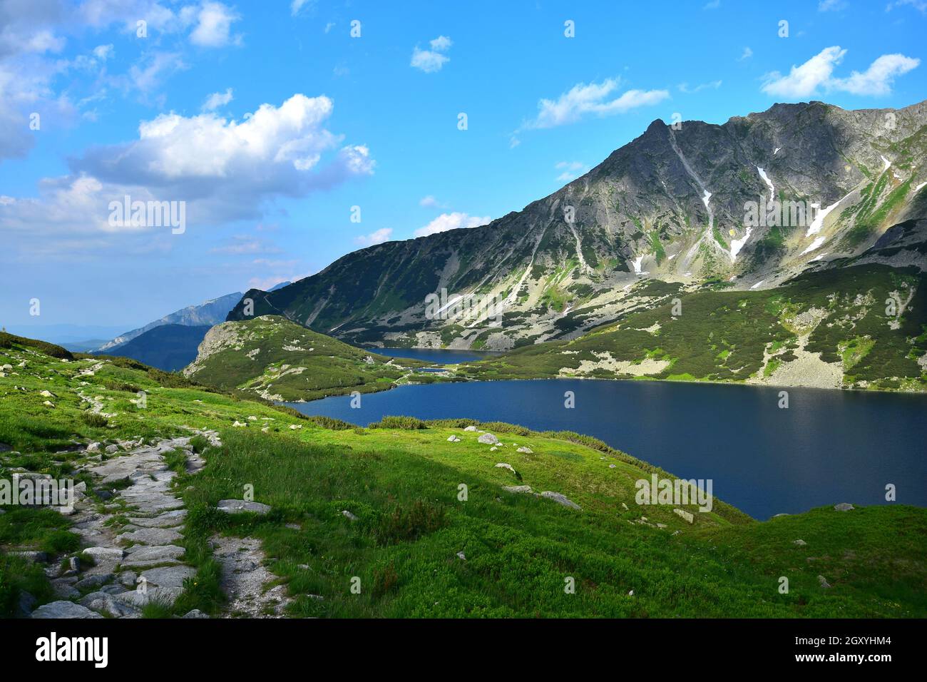 Le beau lac Wielki Staw dans les Hautes Tatras, Pologne. Lac Przedni Staw en arrière-plan. Un sentier sur la gauche. Banque D'Images