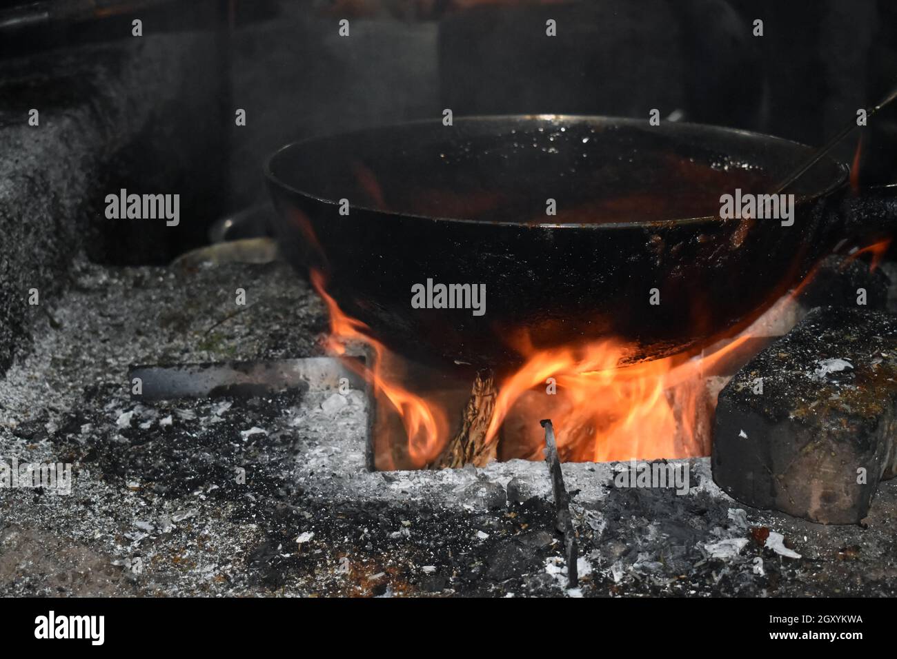 Vieux poêle à marmite en utilisant du bois de chauffage.Grand chou-fleur en  métal sur un feu dans une maison de ferme utilisée pour faire bouillir  l'eau Photo Stock - Alamy