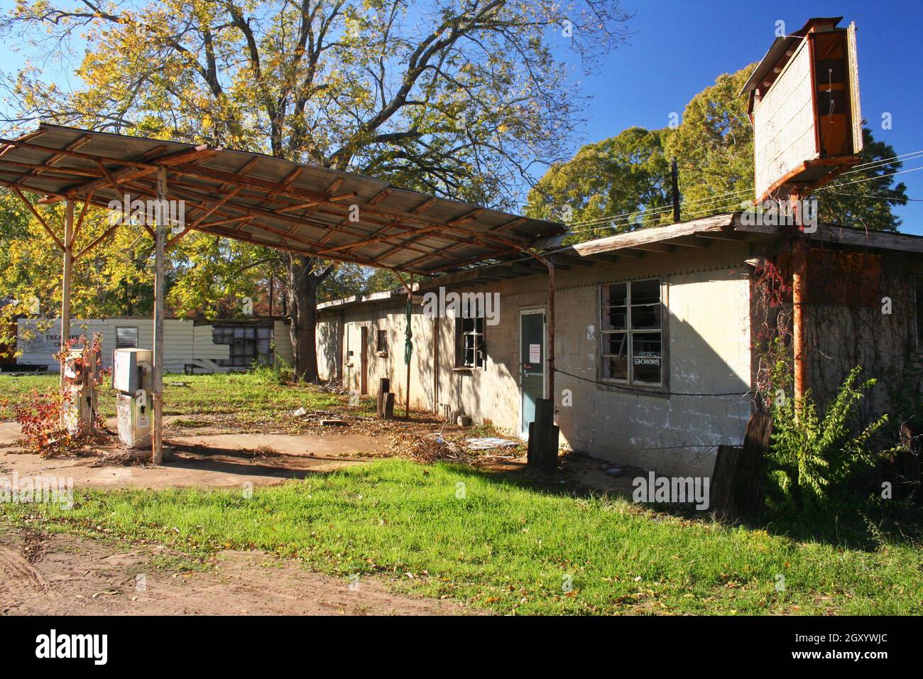 Station-service abandonnée rurale est du Texas Banque D'Images