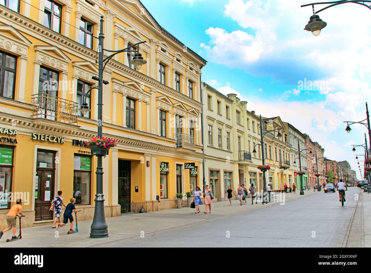 Rue centrale de Lodz Piotrkowska en journée chaude.Rue touristique principale de la ville polonaise Lodz Piotrkowska dans l'après-midi.Les gens se détendent à Lodz à Piotrkowska Banque D'Images
