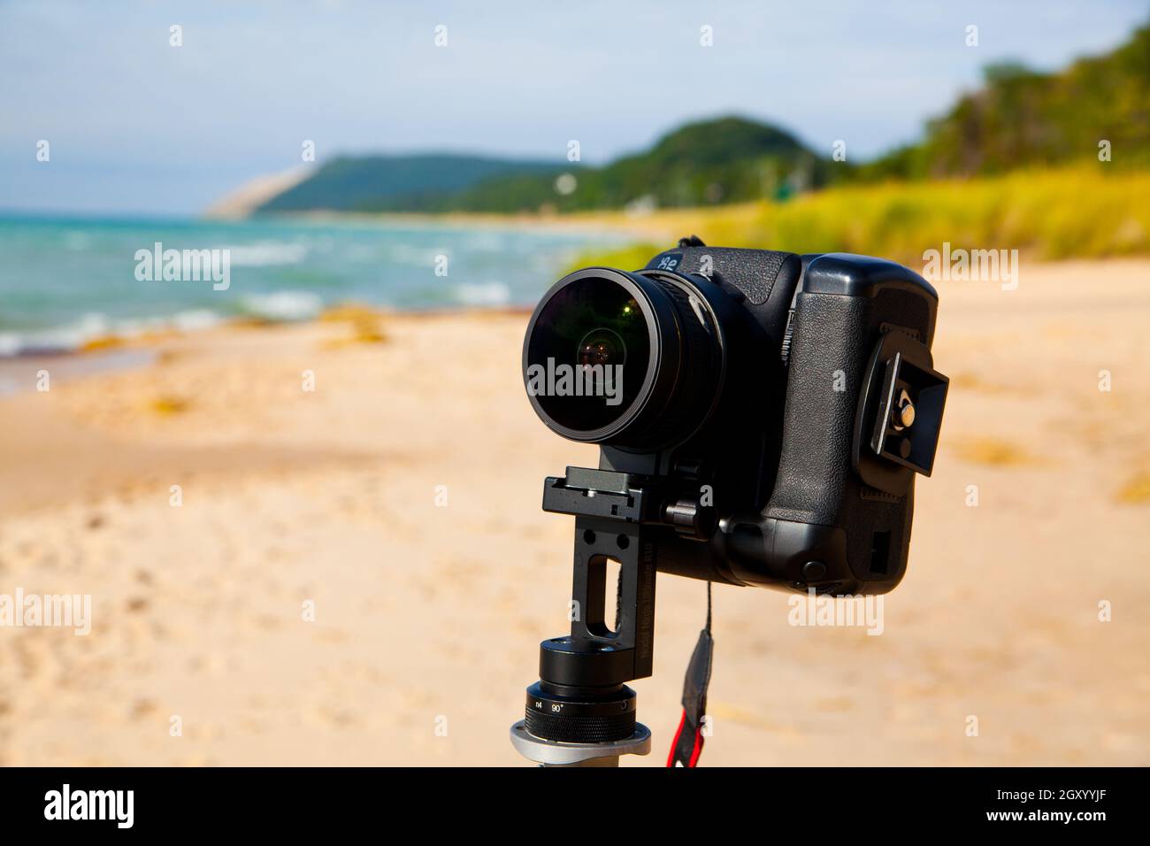 Image d'une caméra noire au premier plan placée sur une plage orientée vers la distance Banque D'Images