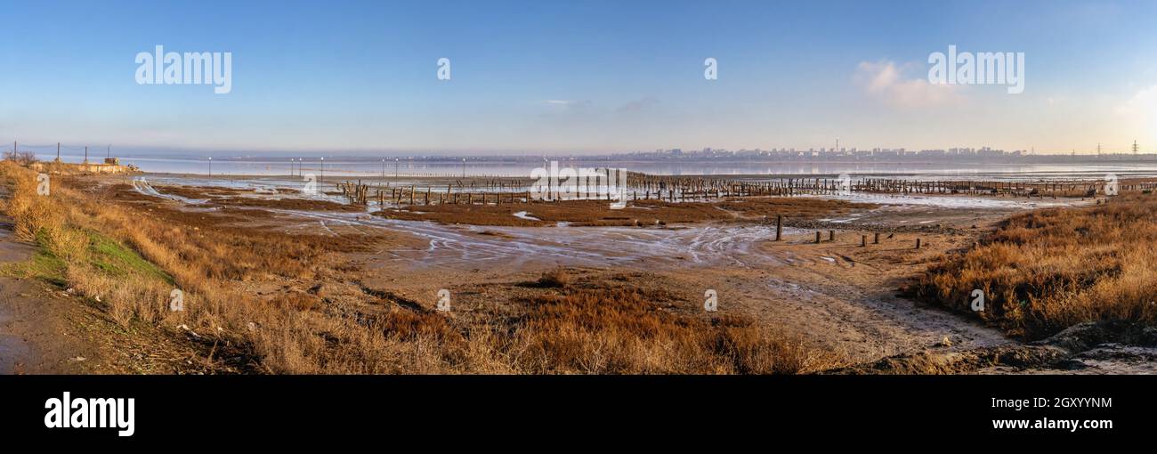 Installation sur un lac salé de séchage Kuyalnik près d'Odessa, en Ukraine, le matin froid de l'hiver Banque D'Images