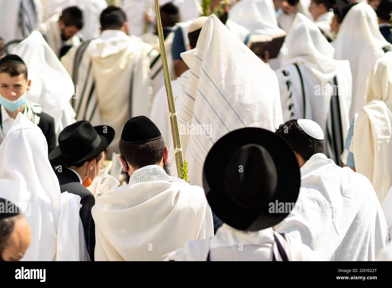 jérusalem-israël.23-09-2021.Un homme ultra-orthodoxe barbu portant un tallit, tenant les quatre espèces pendant la prière de vacances de Sukkot à l'Ouest Banque D'Images