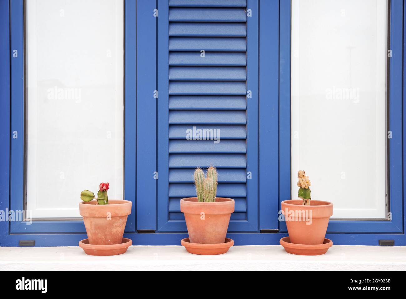 Maison sur l'île de la Graciosa avec une façade typique de Lanzarote - blanchie à la chaux avec un cadre bleu Banque D'Images