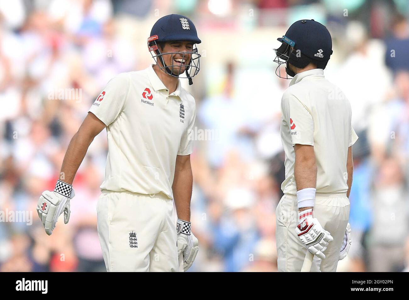 Alastair Cook d'Angleterre sourit avec Joe Root alors qu'il devient le meilleur marqueur de l'Angleterre pour les essais lors du match d'essai au Kia Oval, Londres. Banque D'Images