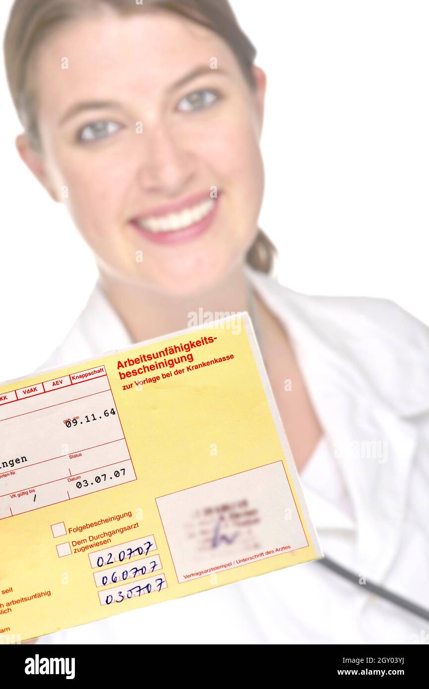 femme médecin titulaire d'un certificat d'incapacité de travail en main Banque D'Images