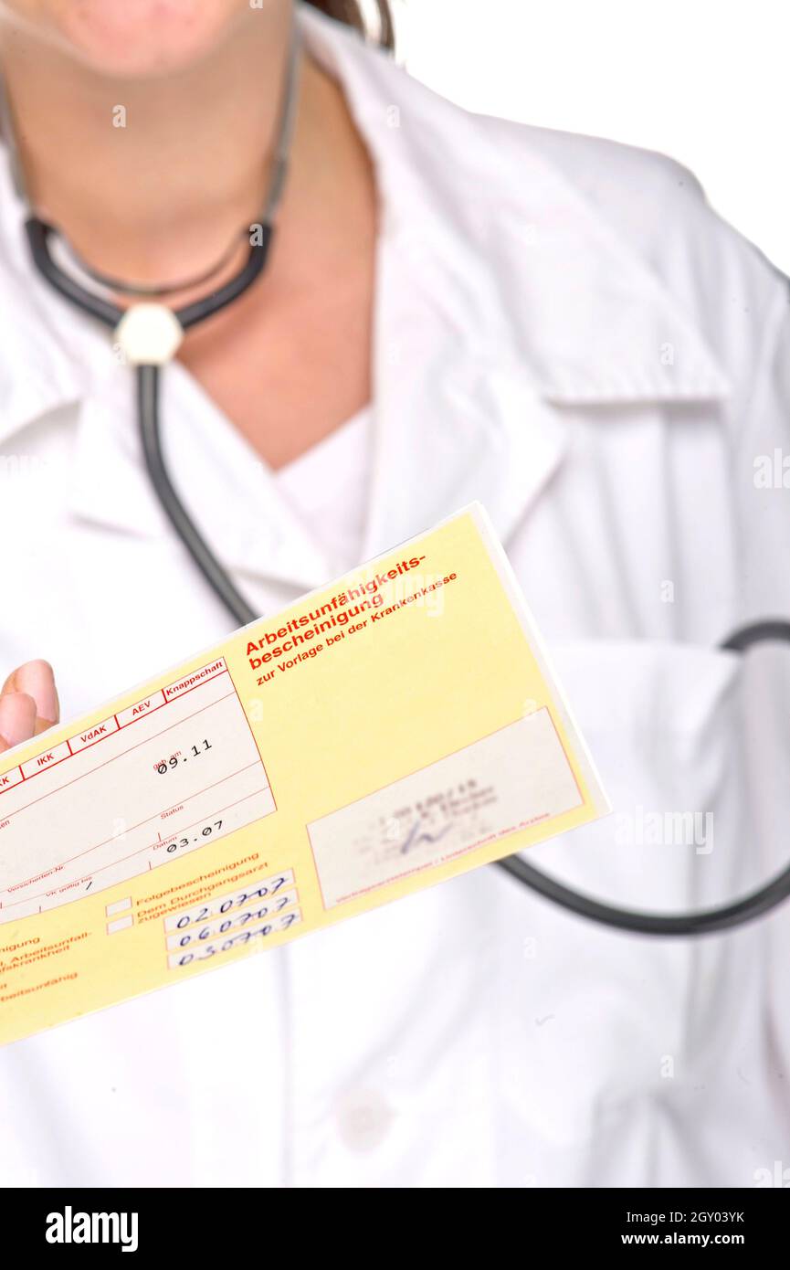 femme médecin titulaire d'un certificat d'incapacité de travail en main Banque D'Images
