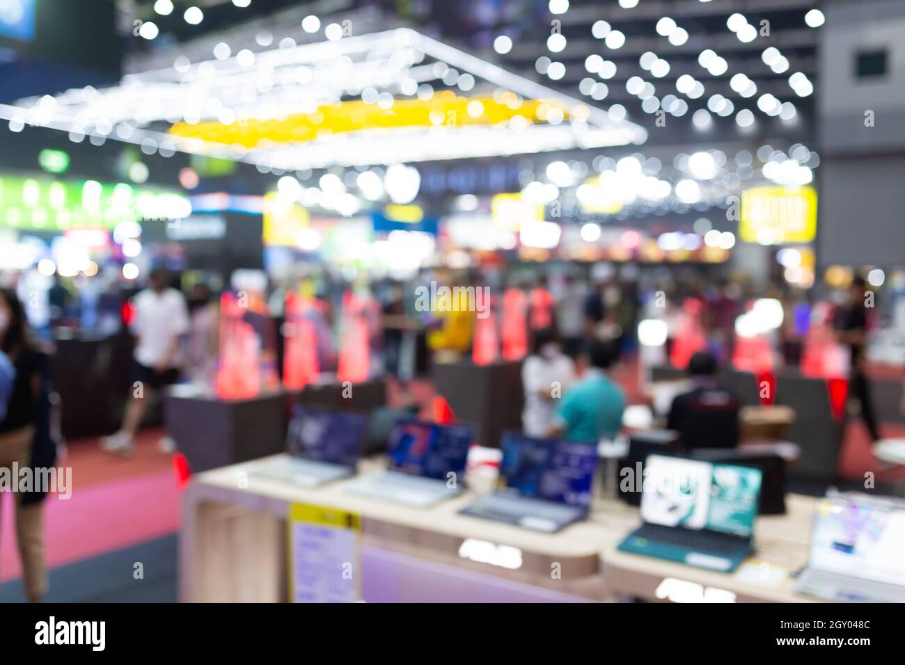 Résumé blur les gens dans la salle d'exposition événement salon professionnel fond de l'expo. Salon d'affaires, salon de l'emploi ou bourse. Banque D'Images