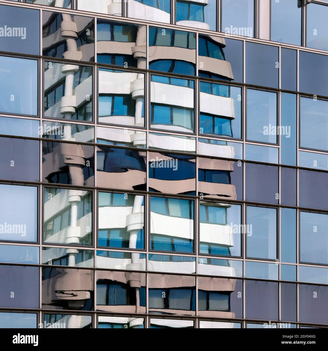 Image miroir de la tour de la caisse d'épargne sur le revêtement en verre du bâtiment GESCO AG à Johannisberg, Allemagne, Rhénanie-du-Nord-Westphalie, Banque D'Images