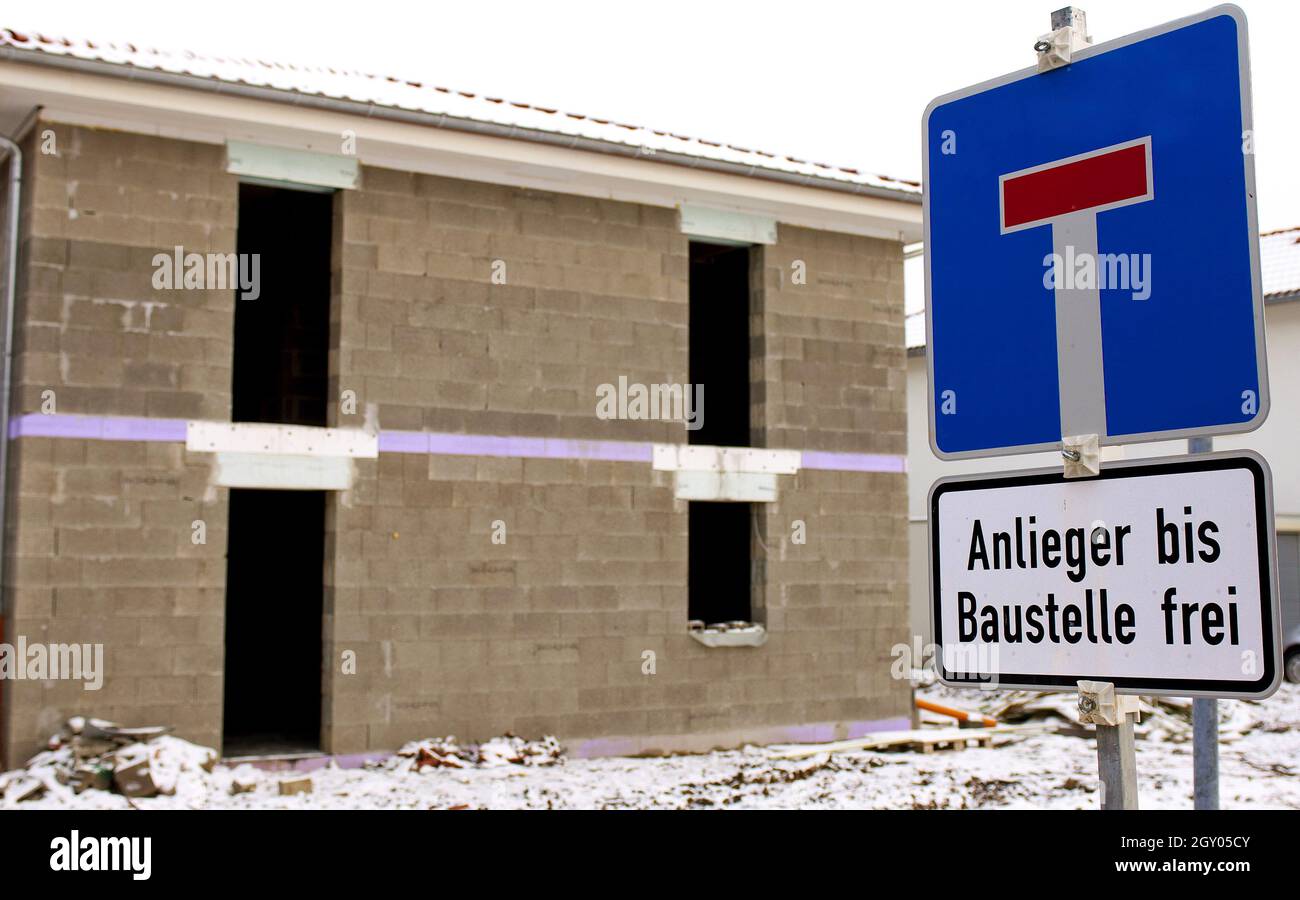 Construction de maisons, chantier de construction en hiver, panneau No par la route, Allemagne Banque D'Images