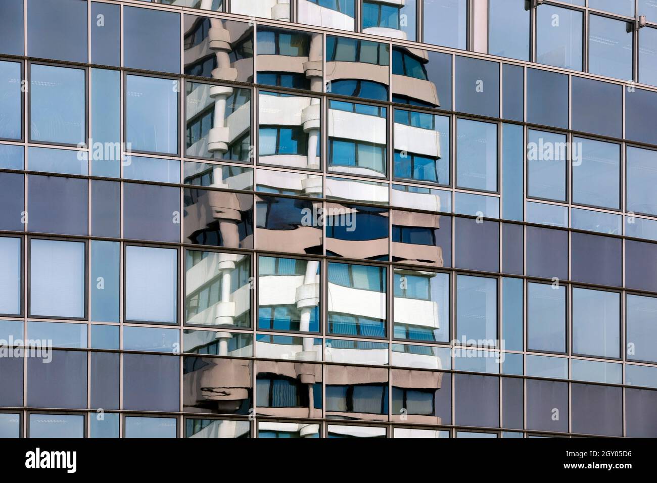 Image miroir de la tour de la caisse d'épargne sur le revêtement en verre du bâtiment GESCO AG à Johannisberg, Allemagne, Rhénanie-du-Nord-Westphalie, Banque D'Images