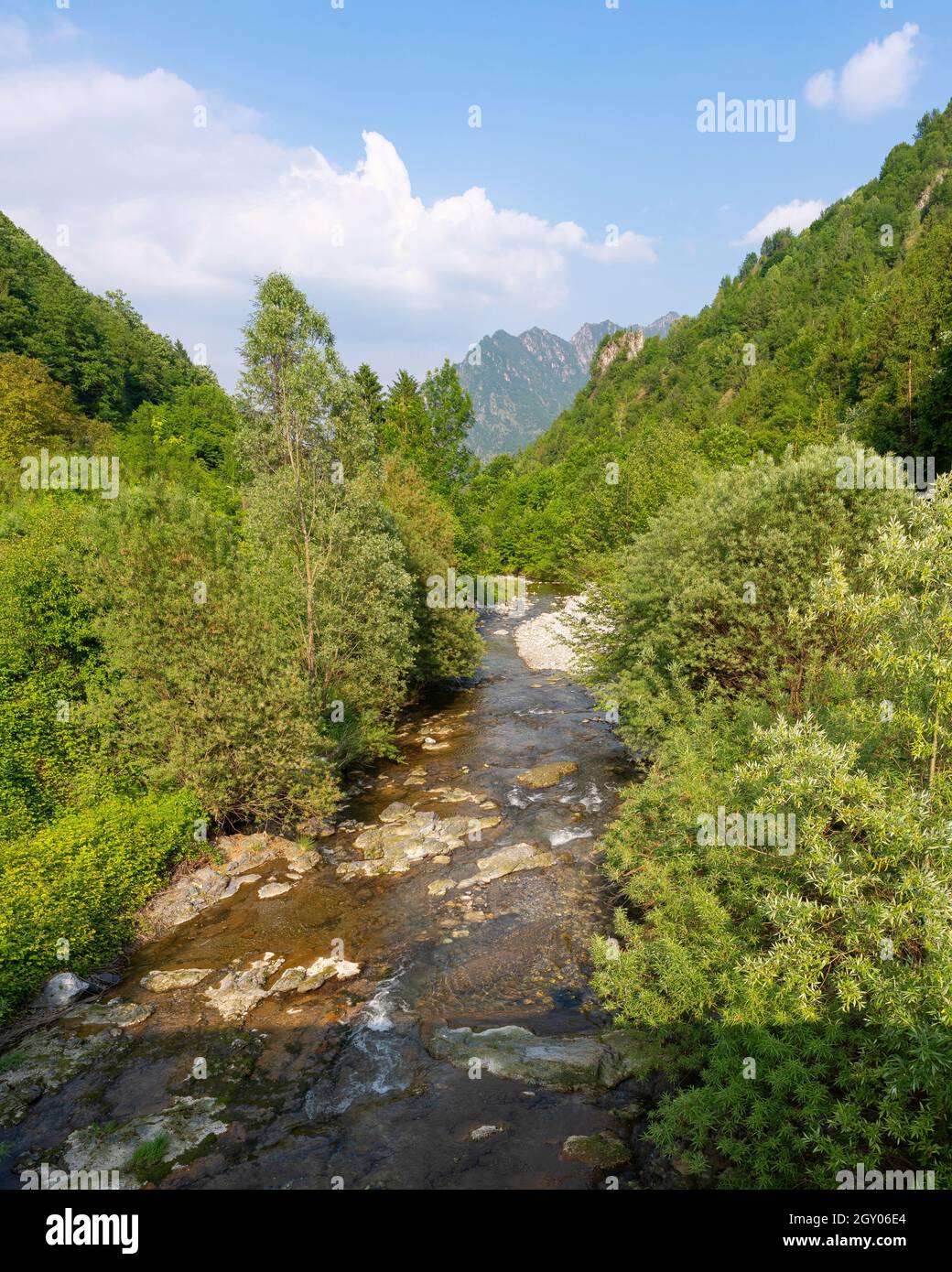 Rivière Serio pendant la journée, Val Seriana Bergame. Banque D'Images