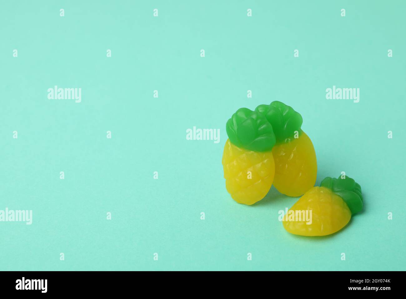 Bonbons gélifiés sous forme d'ananas sur fond de menthe. Banque D'Images