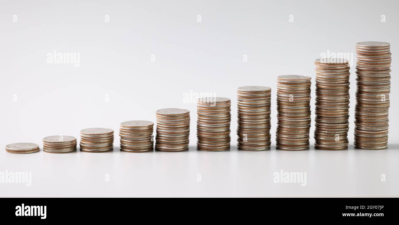 Piles de pièces dans l'ordre croissant sur la clôture de la table Banque D'Images