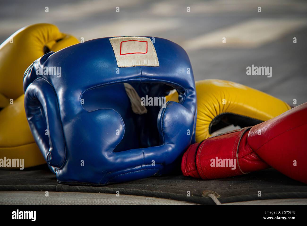 gants de boxe et casque de protection de la tête à la salle de gym. pour l'entraînement de boxer. concept sur le sport et les gens de la vie forte.Concept sportif avec boîtes Banque D'Images