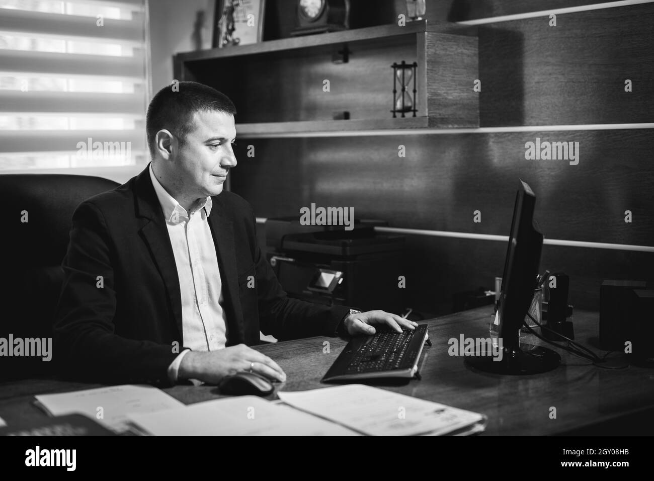 Avocat du Caucase d'âge moyen assis dans son bureau Banque D'Images