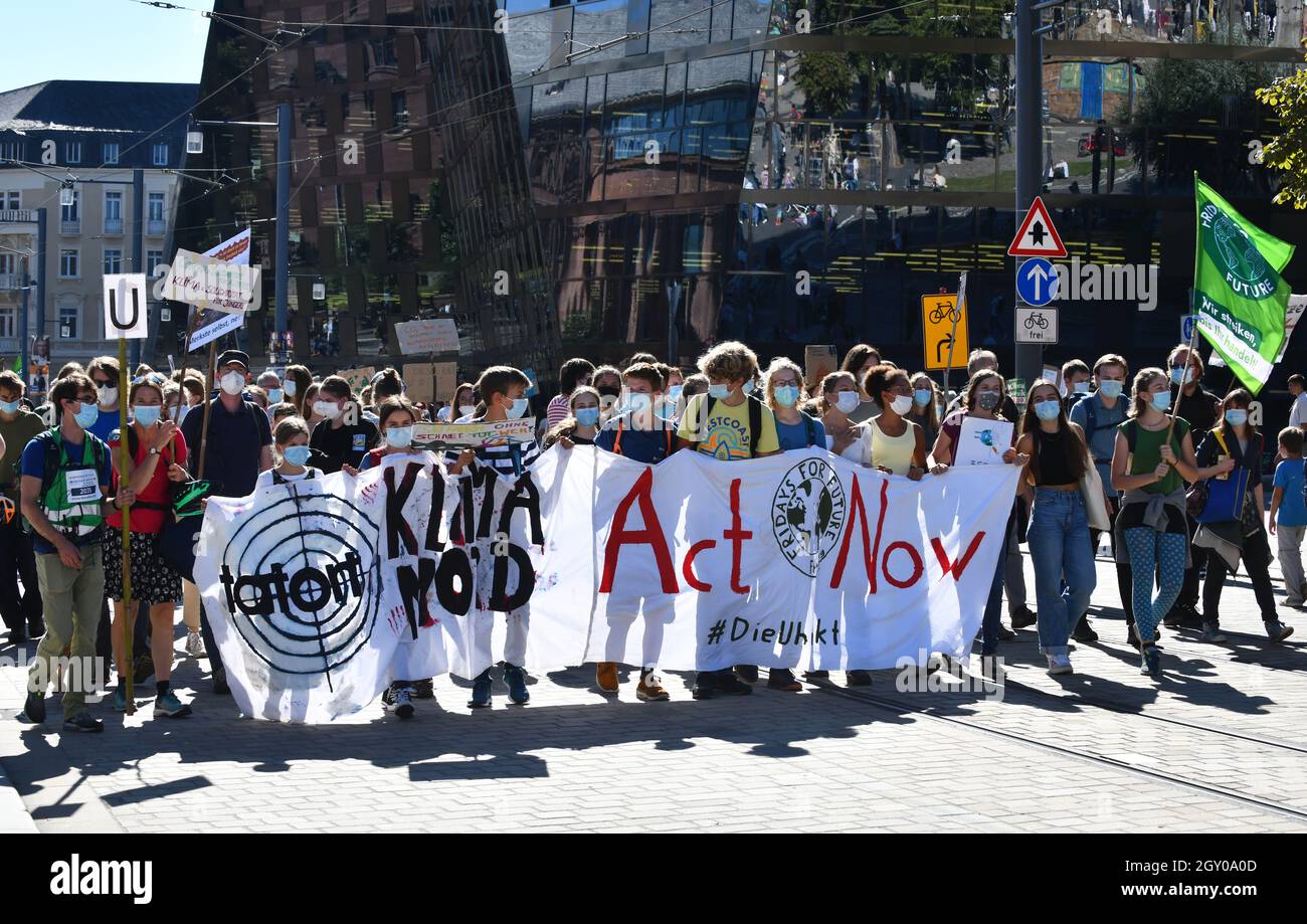 Les jeunes enfants défilent à Fribourg en Allemagne les vendredis pour une future manifestation les militants allemands du climat manifestent contre le réchauffement climatique Banque D'Images