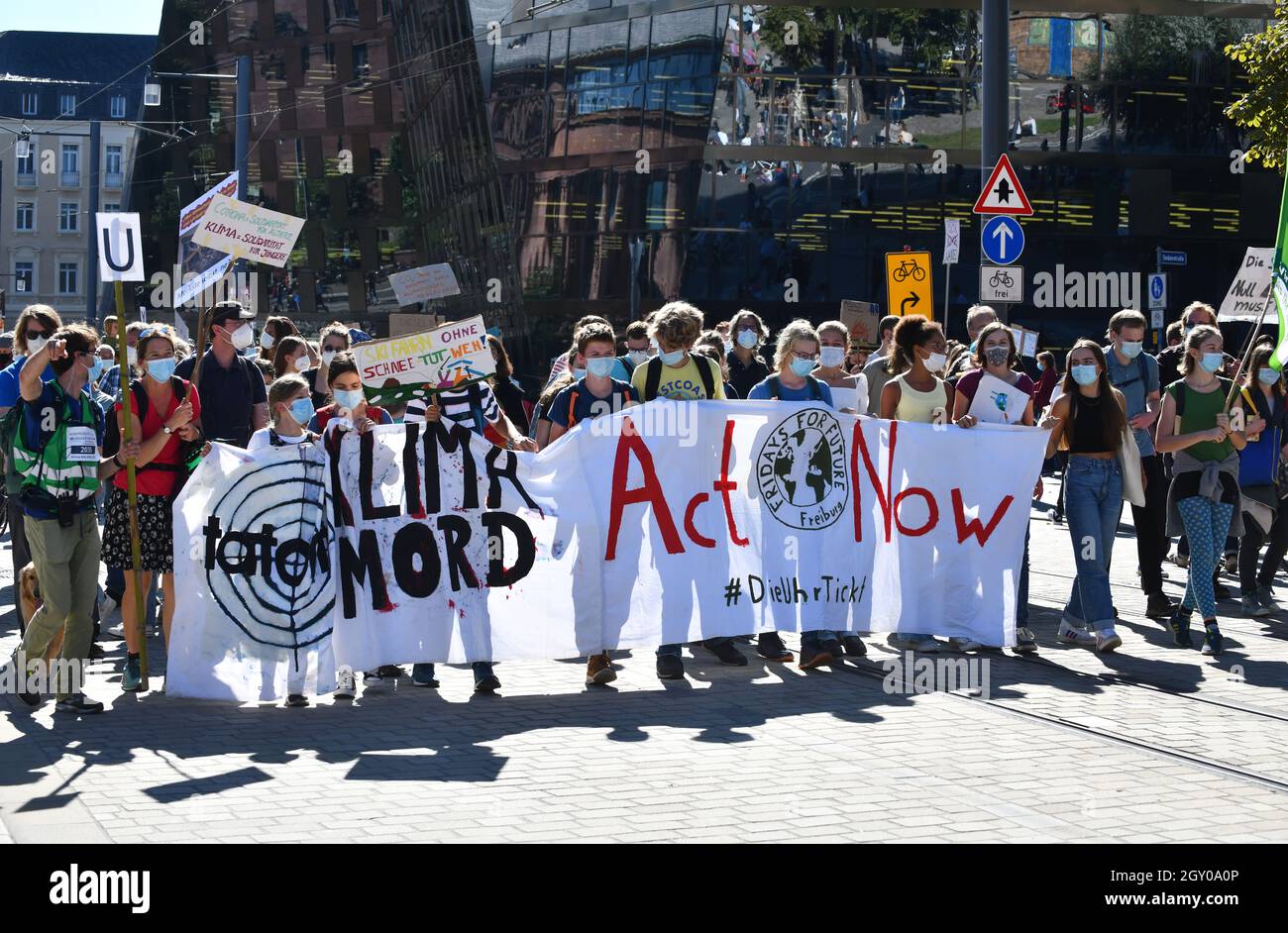 Les jeunes enfants défilent à Fribourg en Allemagne les vendredis pour une future manifestation les militants allemands du climat manifestent contre le réchauffement climatique Banque D'Images