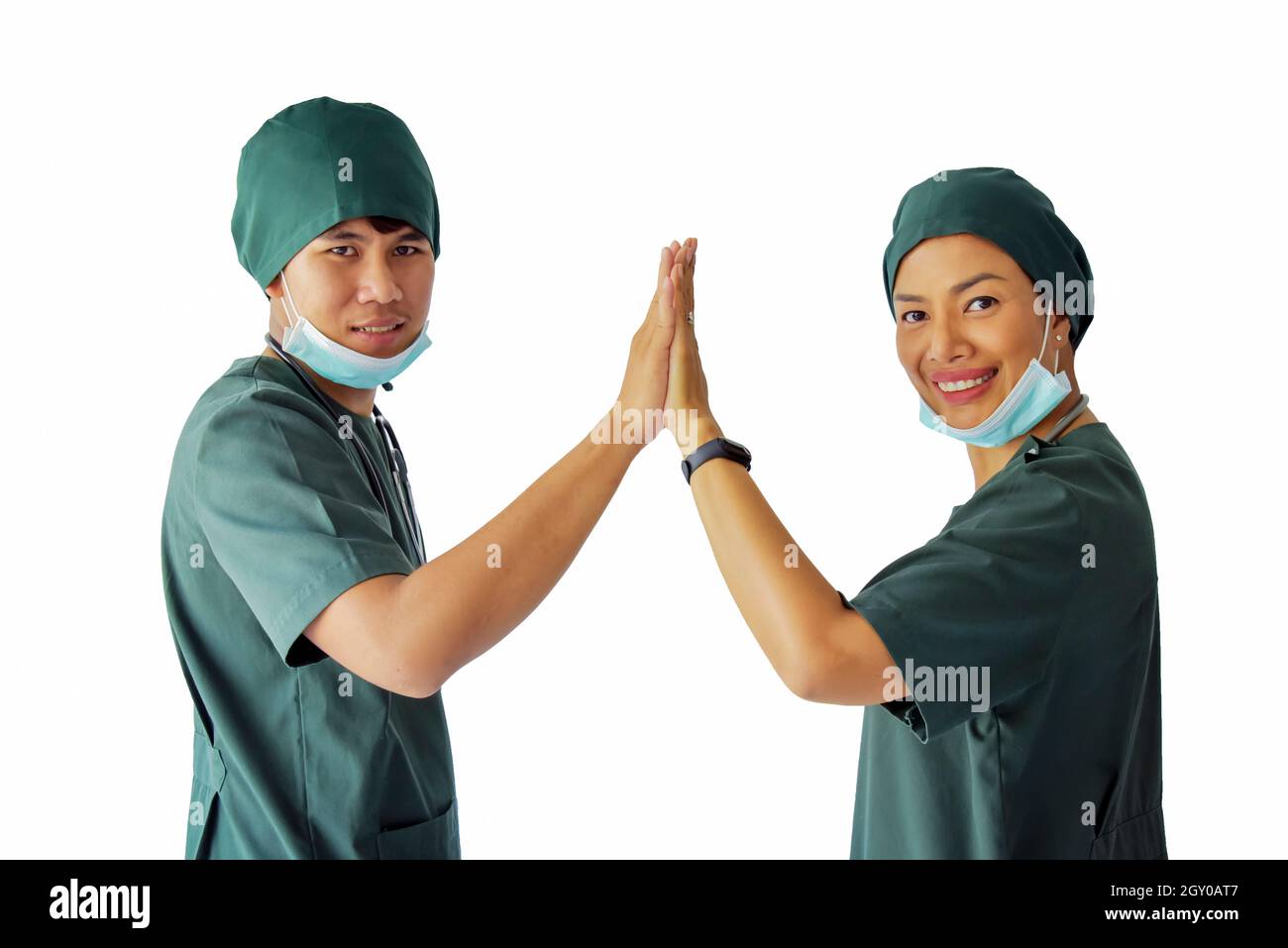 Médecin et infirmière équipe médicale chirurgien mains Haut cinq Réunion Accueil ensemble .Personnel médical en uniforme heureux de travailler ensemble en clinique.CUF Banque D'Images