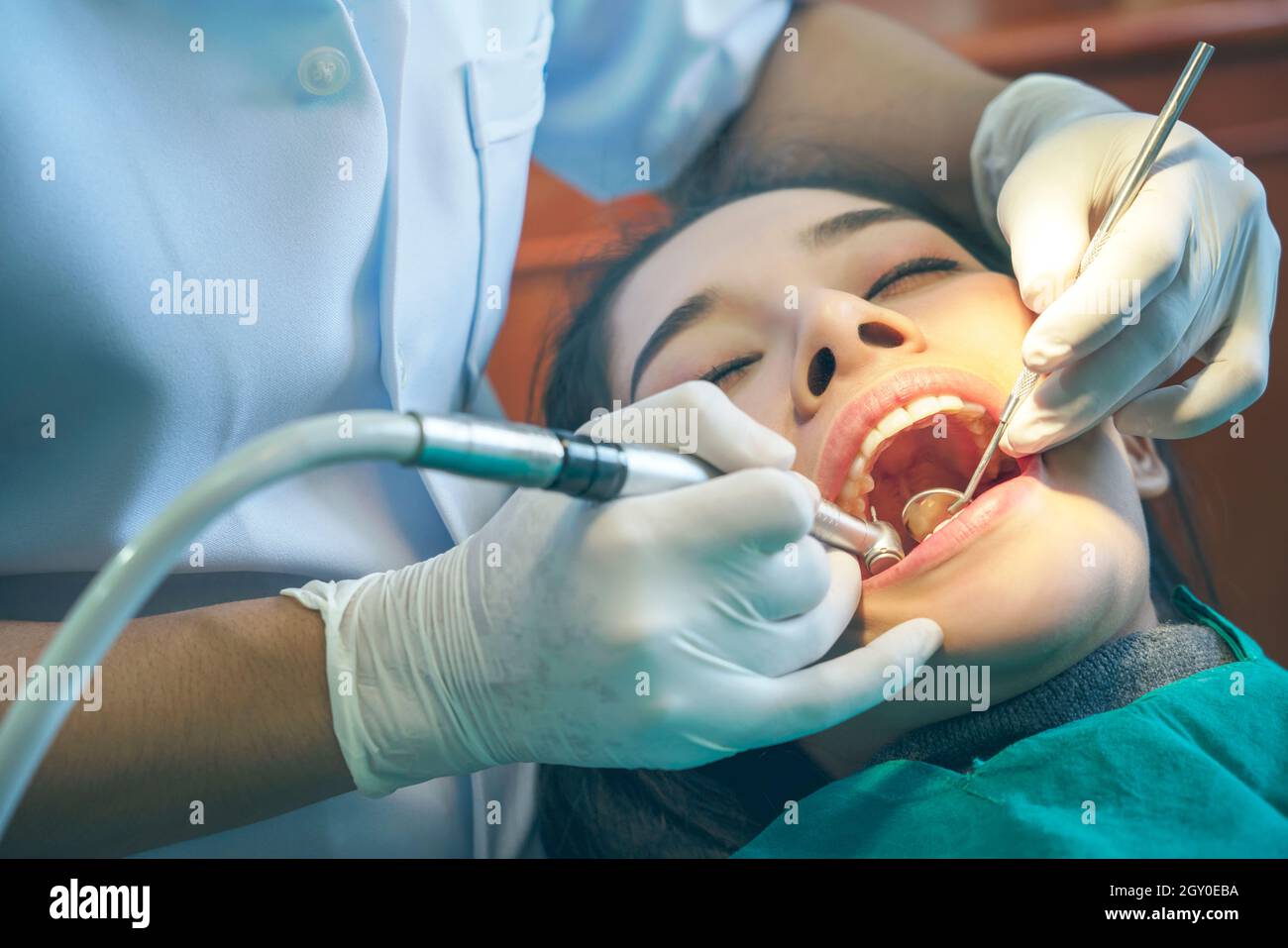 Femme ayant des dents examinées chez les dentistes.Dentiste et beau sourire en dents de souris au bureau.Bonne jeune femme en clinique de stomatologie avec docteur.Ha Banque D'Images