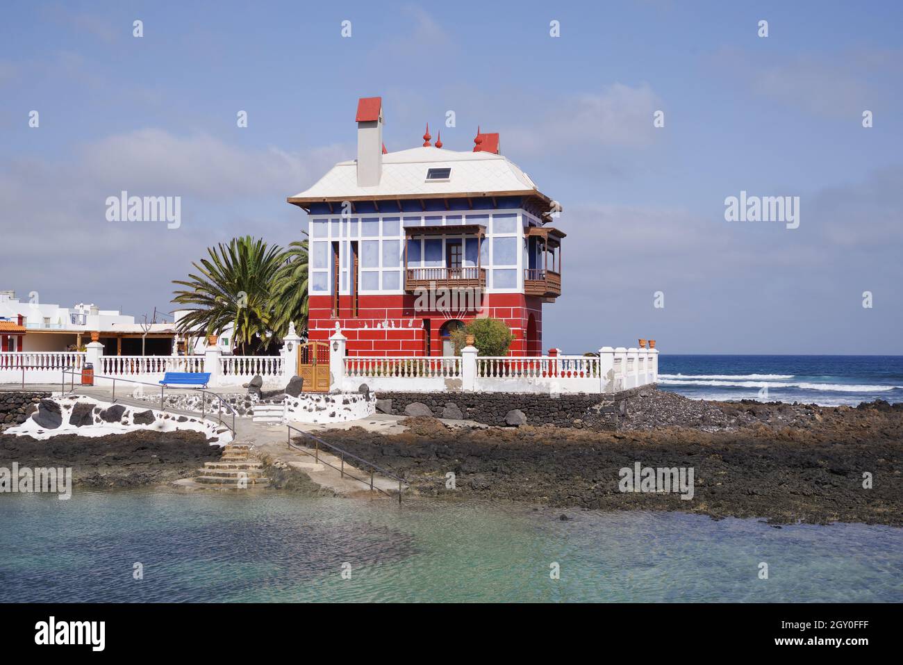 Site touristique local, l'insolite maison côtière Casa la Juanita (la Maison bleue) à côté de Playa del Charcon - Arrieta, Lanzarote (îles Canaries) Banque D'Images