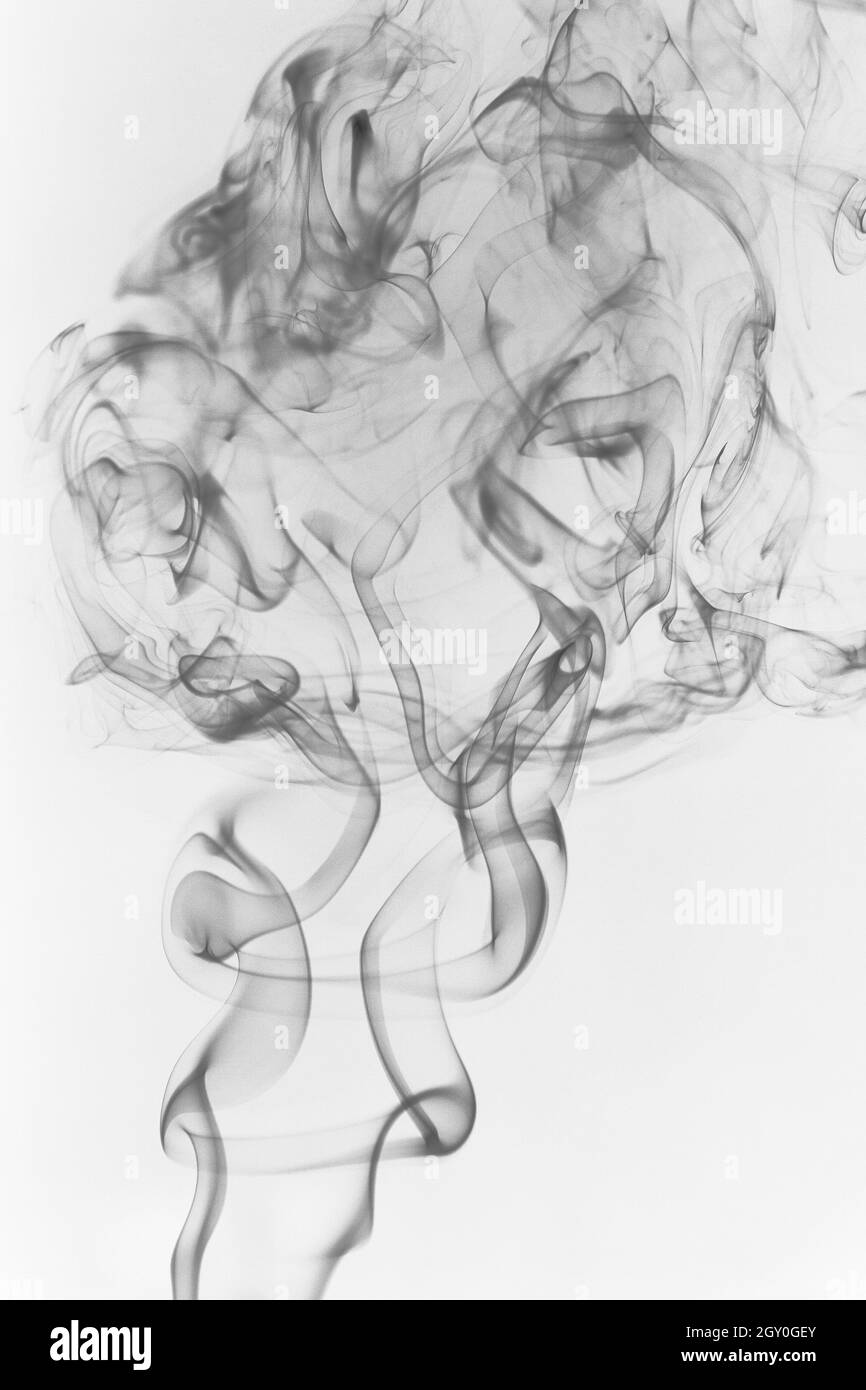 Friser et facturer la fumée grise et noire sur un fond blanc Banque D'Images