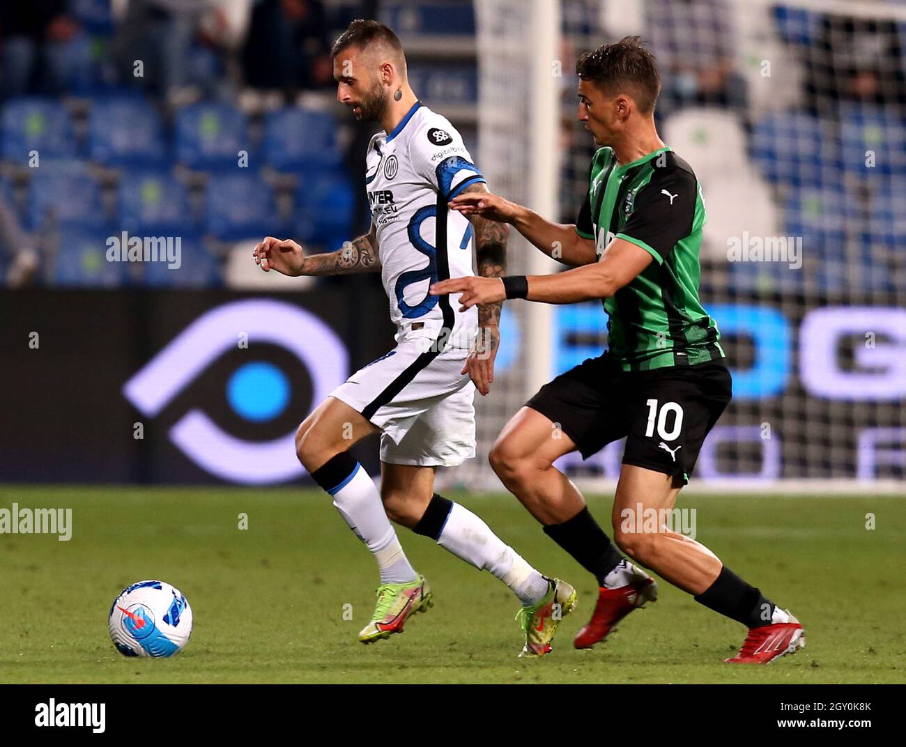 REGGIO NELl'EMILIA, ITALIE - OCTOBRE 02: Marcelo Brozovic du FC Internazionale concurrence pour le ballon avec Filip Djuricic de US Sassuolo, pendant la série Un match entre US Sassuolo et FC Internazionale au stade Mapei - Citta' del Tricolore le 2 octobre 2021 à Reggio nell'Emilia, Italie. (Photo par MB Media) Banque D'Images