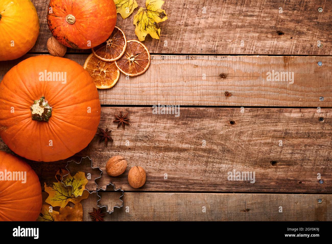Citrouille. Cuisine d'automne avec cannelle, noix et épices de saison sur fond rustique. Cuisson de la tarte aux pommes ou à la citrouille et des biscuits pour Thanksgivin Banque D'Images
