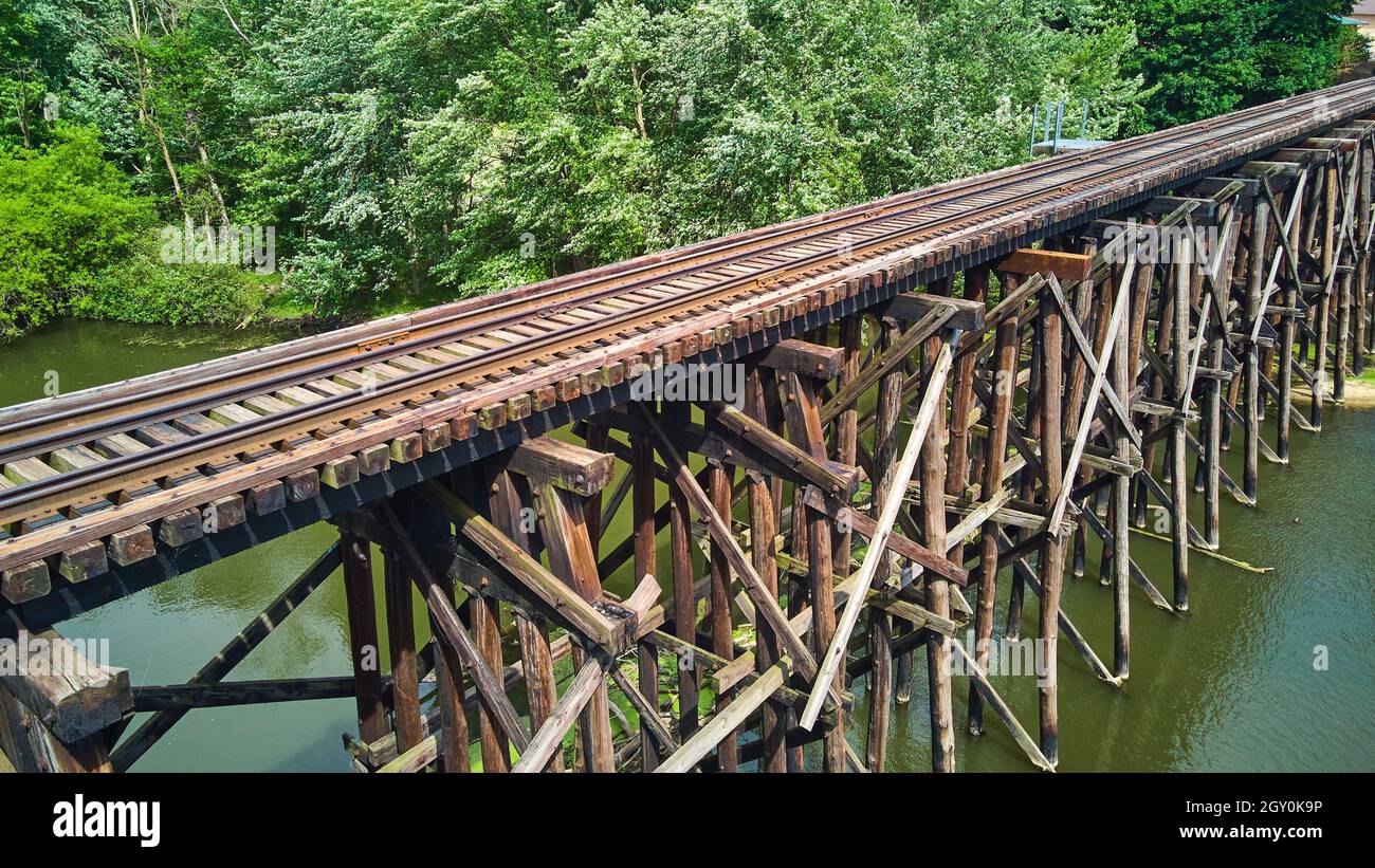 Chemin de fer vieux pont en bois sur la rivière du côté aérien Banque D'Images