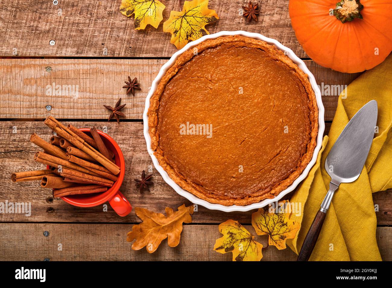 Tarte à la citrouille. Tartelez avec de la crème fouettée et de la cannelle sur fond rustique. Gâteau de citrouille traditionnel américain fait maison pour Thanksgiving ou Halloween Ready Banque D'Images